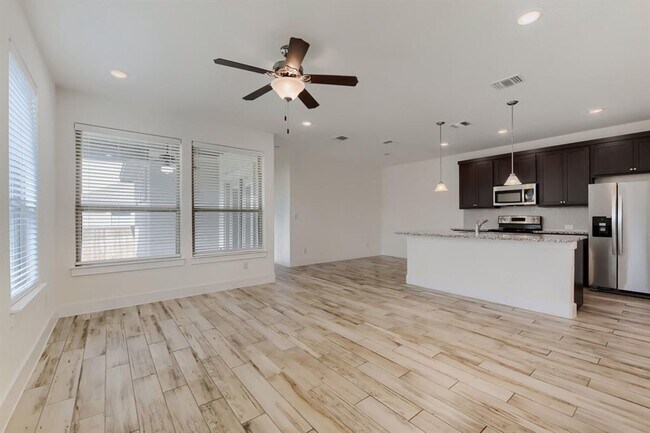 Building Photo - 401 Parkline Dr