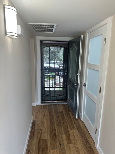 Entry foyer - 4800 N Stanton St