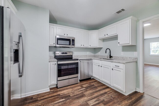 Building Photo - Completely Renovated 2BR Duplex with Granite Counters & Stainless Appliances