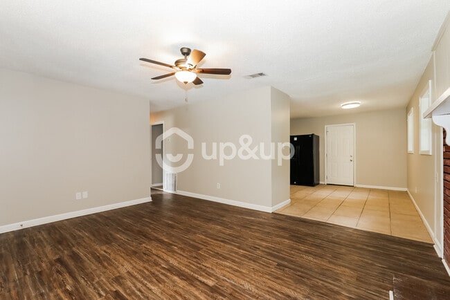 Building Photo - Fantastic 3bd/1.5ba home! Let yourself in!