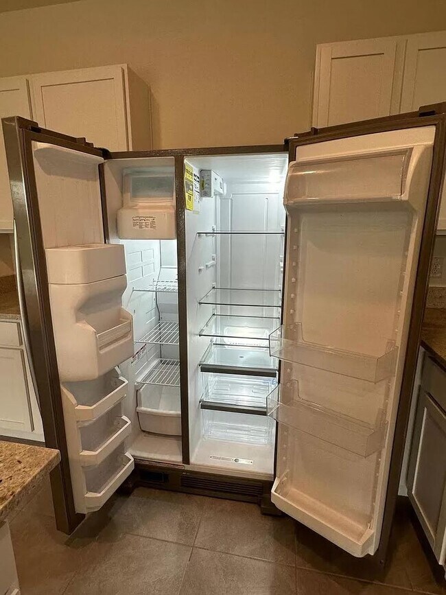 Building Photo - 3 Bedroom 2.5 Bath Townhouse