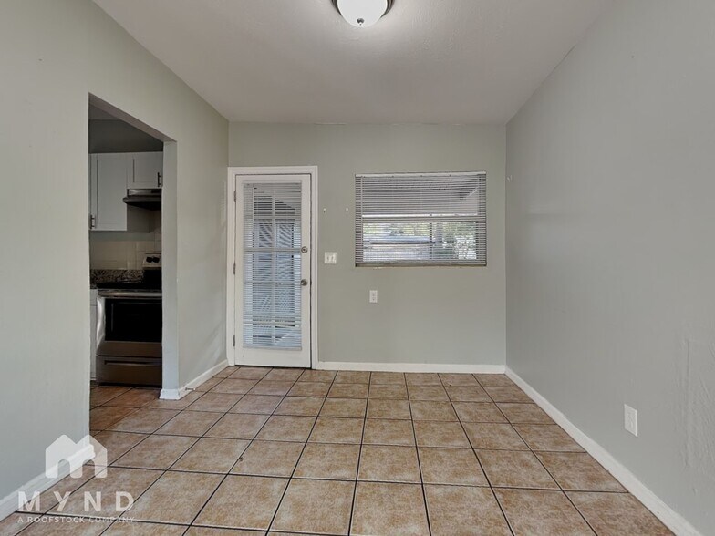 Building Photo - 1602 Simmons Pl