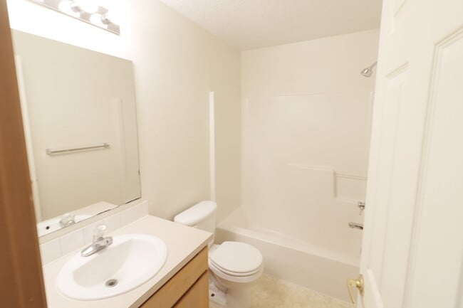 Building Photo - 3 Bedroom 2.5 Bathroom  Townhome