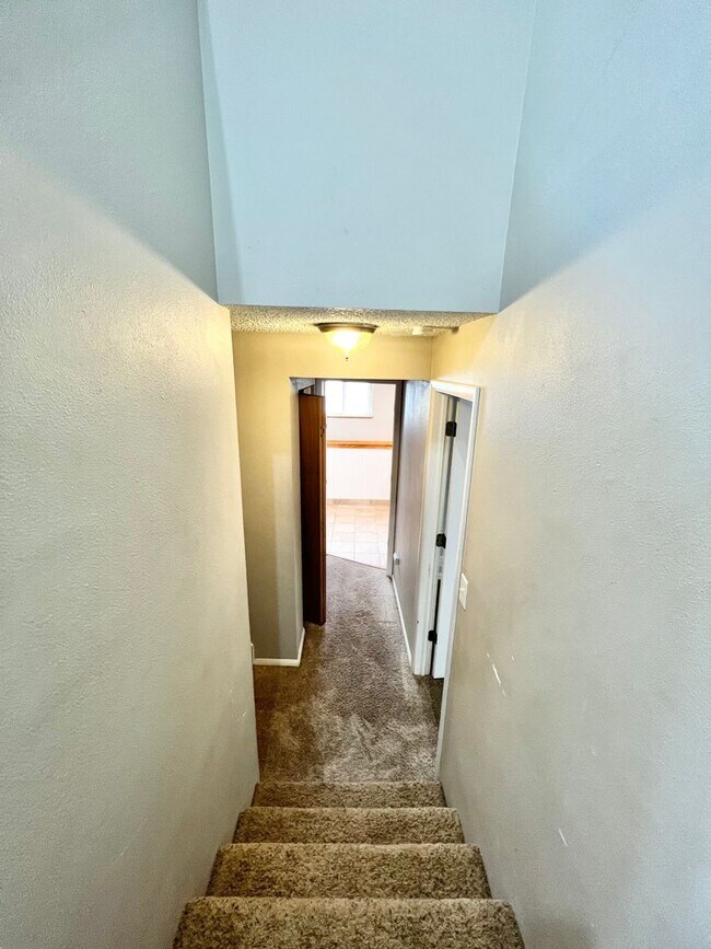 Building Photo - Charming 3-Bed Home with Foothills Views i...
