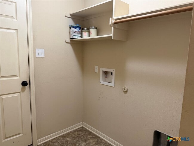 Building Photo - 5811 Alexandria Dr