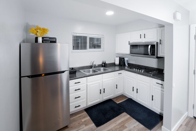 Building Photo - Charming Studio in Las Vegas
