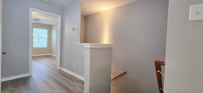 Building Photo - 3 Bedroom Townhome near Medical Center