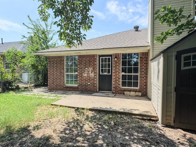 Building Photo - 3016 Eastland Ave