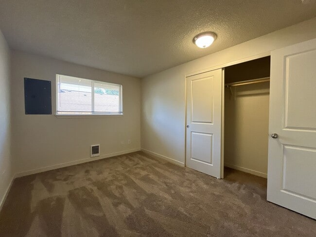 Building Photo - Bright and Airy Home with Stainless Steel Kitchen, Vaulted Ceilings & Washer + Dryer
