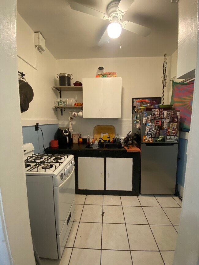 Building Photo - 939 E 4th St