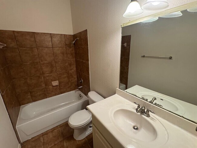Building Photo - 9820 Savannah Ridge Dr