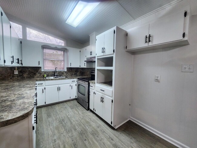 Building Photo - 1800 Bluebonnet Ln