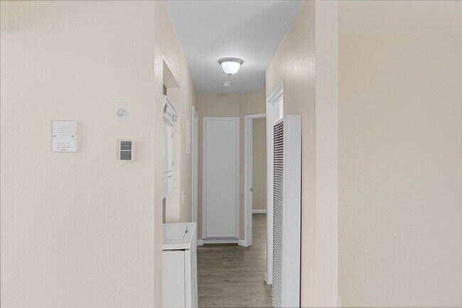 Building Photo - 350 Tile Ave