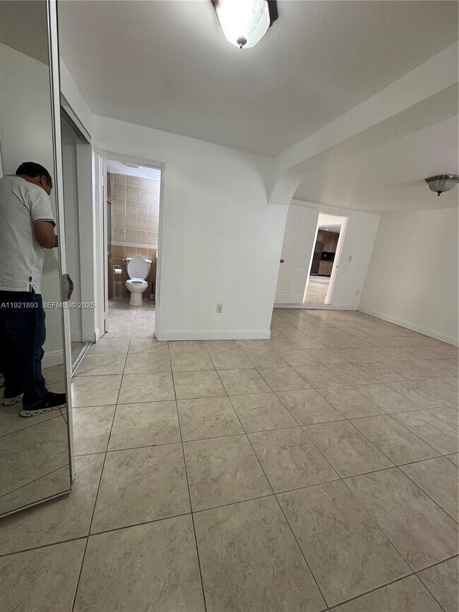 Building Photo - 640 N 71st Terrace