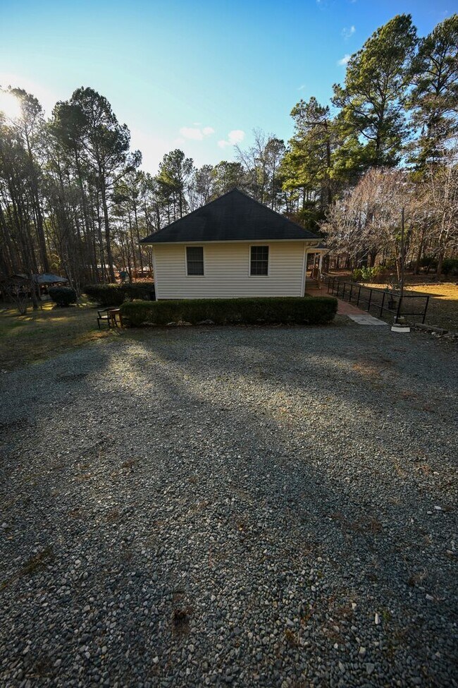 Building Photo - Stunning 3BR / 3BA Home on 2.48 Acres – Hillsborough, NC