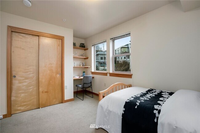 Building Photo - 827 Hiawatha Plz S