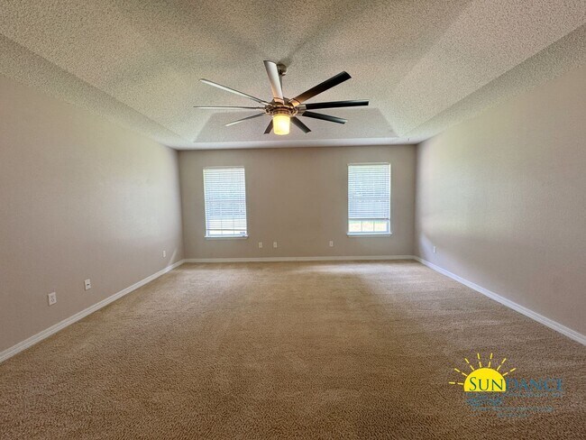 Building Photo - Stunning 4-Bedroom Home in Desirable Holle...