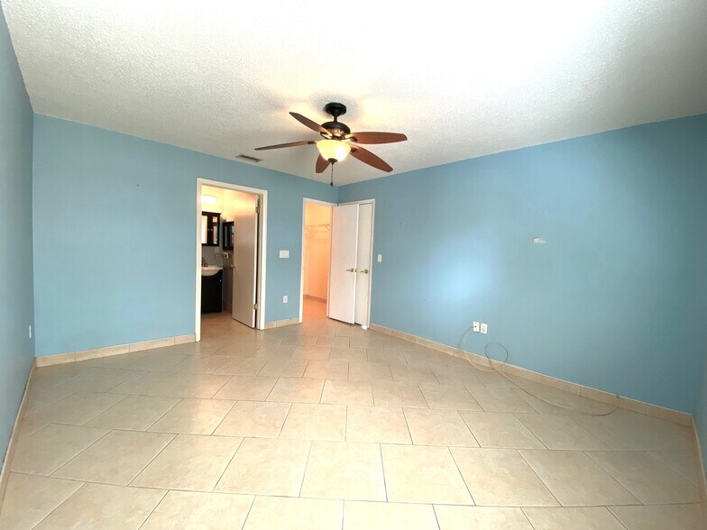 Master bedroom - 12225 Environmental Dr