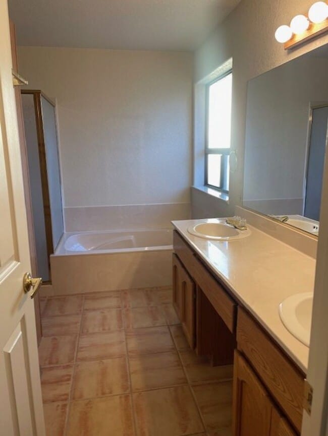 Building Photo - Wonderful Home 3 bed 2 bath with a Great Yard & Views Contact Property Pros Property Management