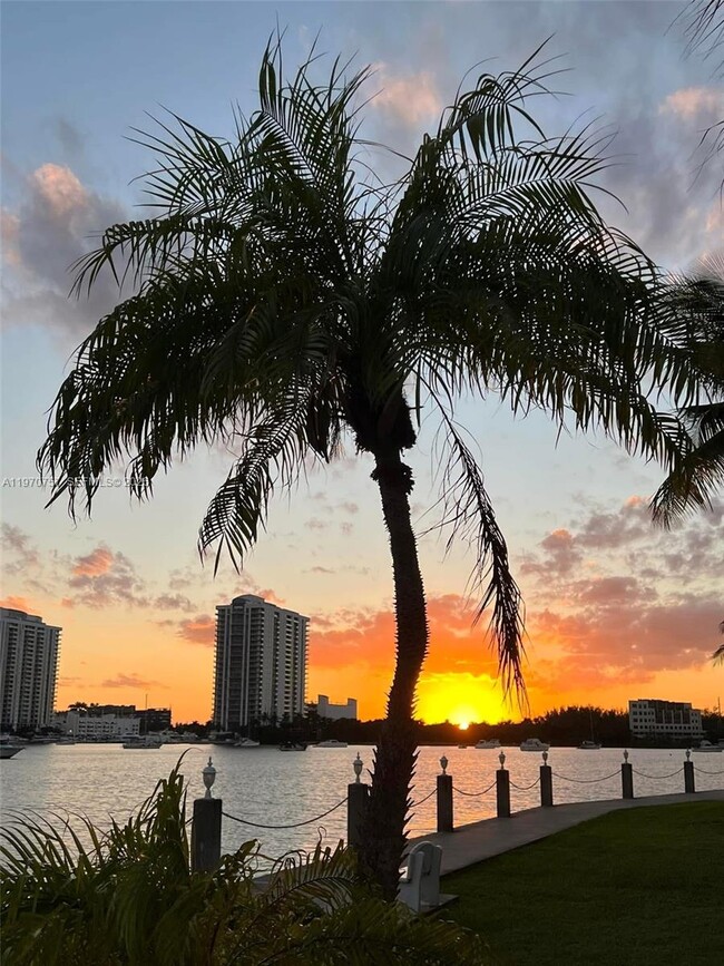 Building Photo - 2910 Point E Dr