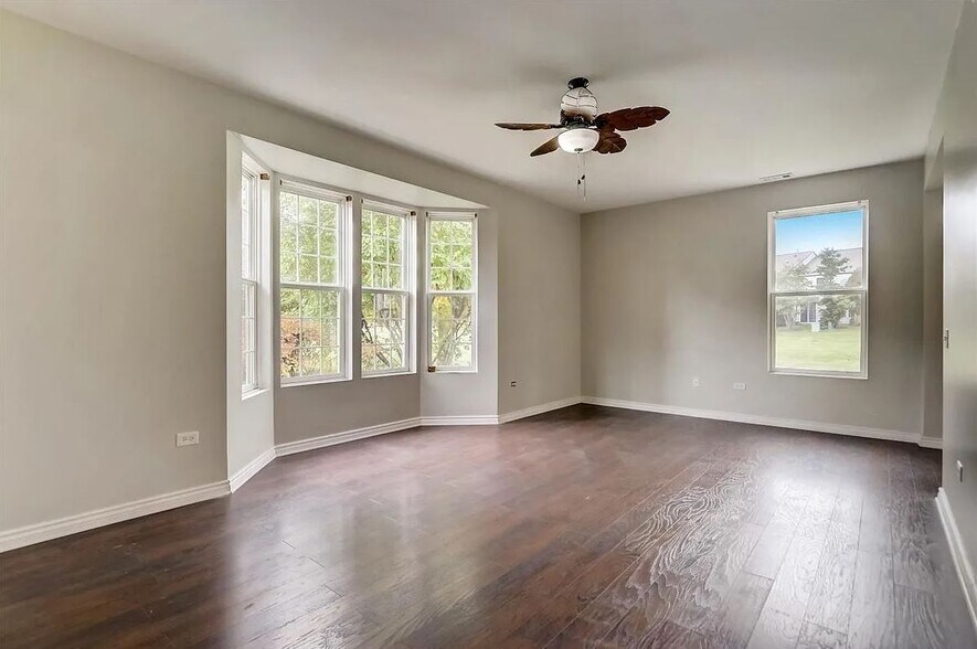 Living Room - 3333 Bromley Ln