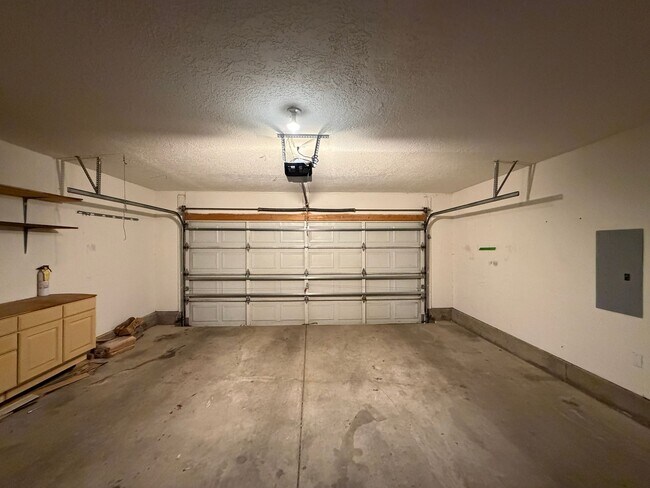 Building Photo - 6517 Glen Oak NE