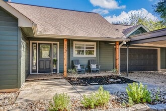 Building Photo - 302 Valley Dr