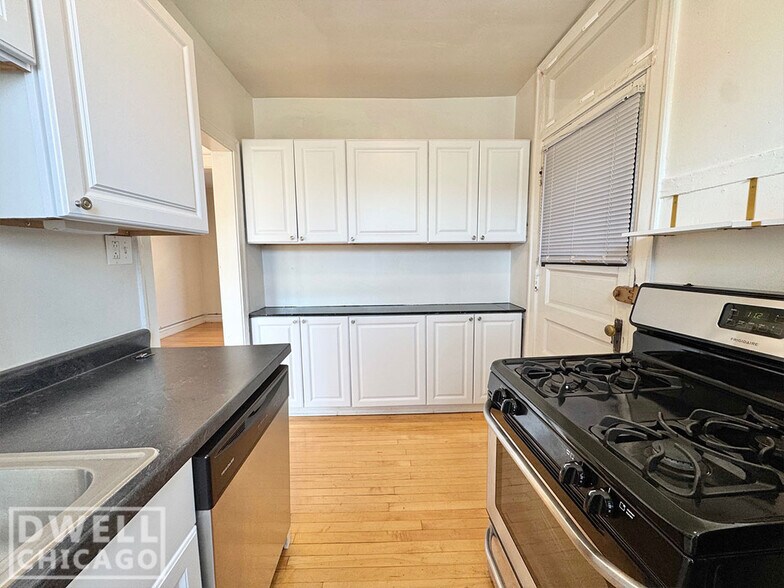 Building Photo - 4208 N Clark St