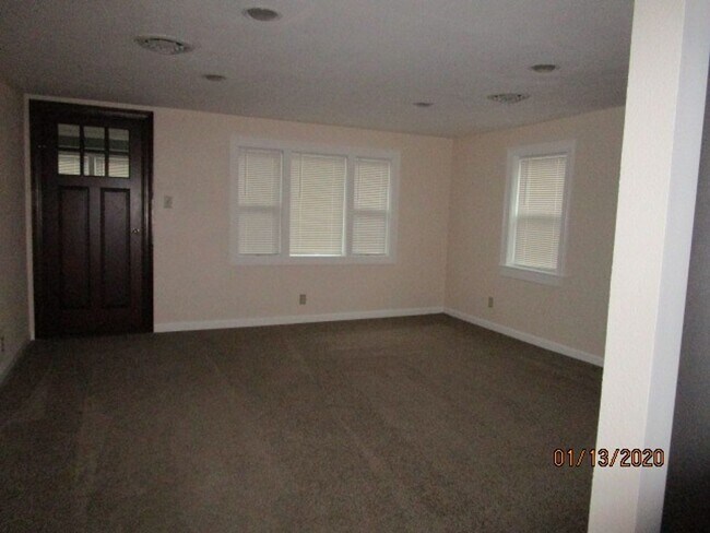 Building Photo - Deep Creek South