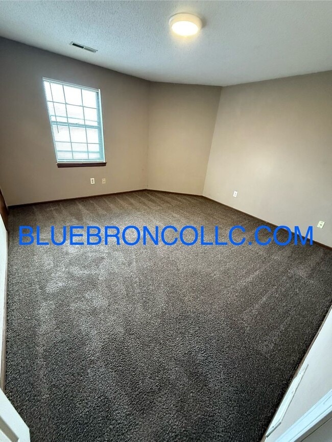 Building Photo - New vinyl plank flooring and updated finis...