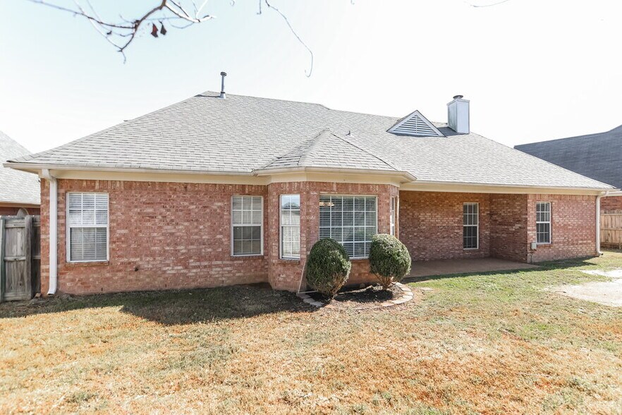 Building Photo - 5033 Thornebrook Cove