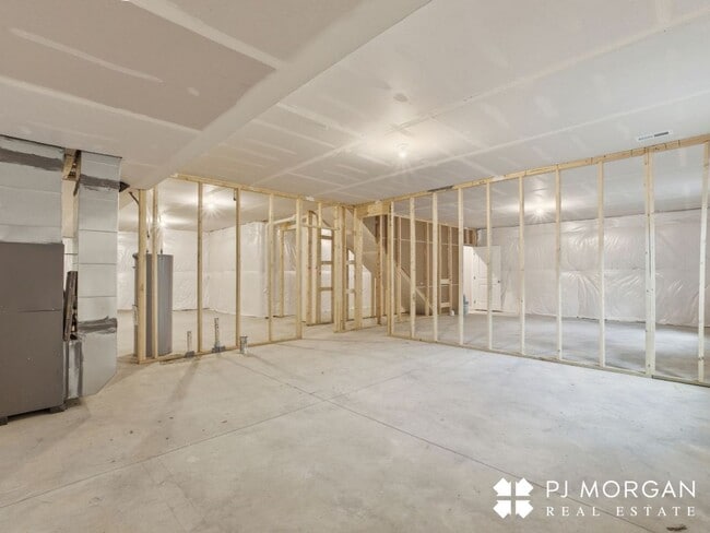 Building Photo - Spacious, Stylish, and Ready for You!