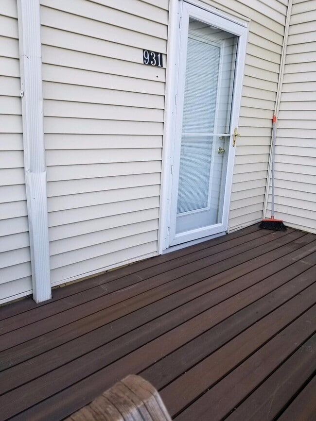 Building Photo - 2 Bedroom, 1.5 Bath Townhouse in Clinton, IA