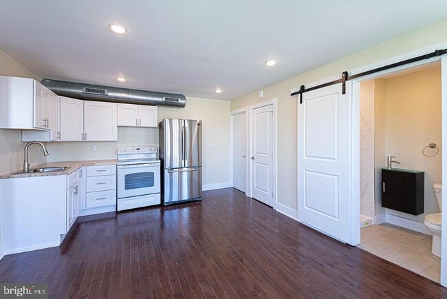 Building Photo - 527 S 21st St