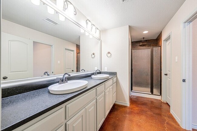 Building Photo - 3 bed 2 bath home with 2 car garage!