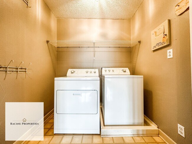 Building Photo - Townhouse available on Lake Hartwell—comes with a water view!