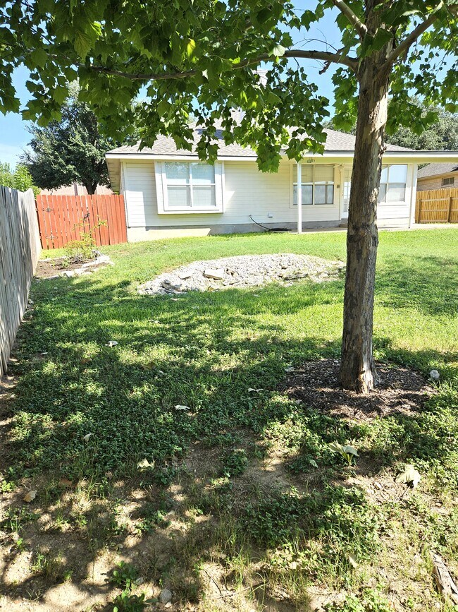 Building Photo - 1002 Woodview Dr