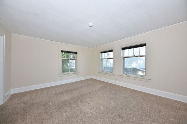 Building Photo - 3 bedroom Tosa Village townhome