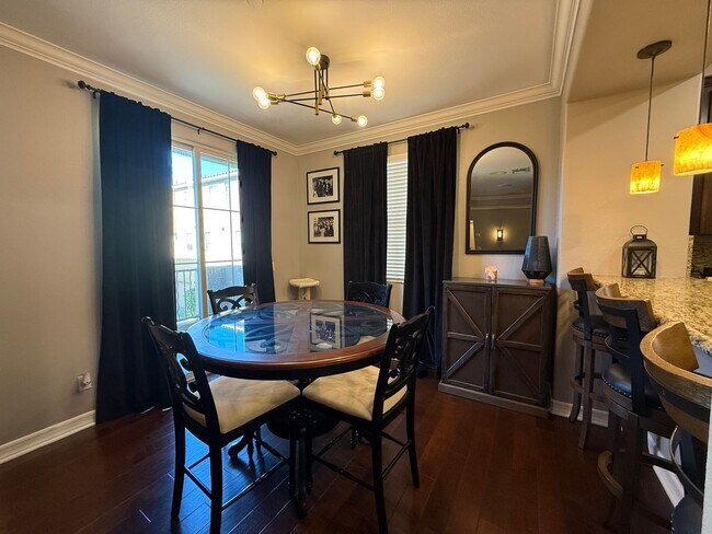 Building Photo - Tri-level 3-bedroom 3-bathroom townhouse located in Chula Vista, CA