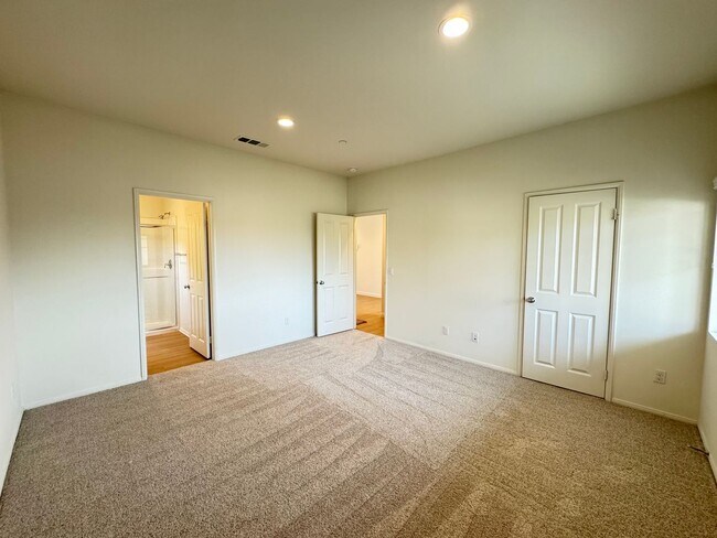 Building Photo - Beautiful 5Bd/3.5Ba Home in Cul-de-Sac in Riverside w/new Turf Back Yard and New Carpet!