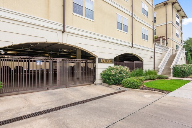 Primary Photo - 7134 Mapleridge St