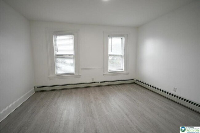 Building Photo - 459 Linden St