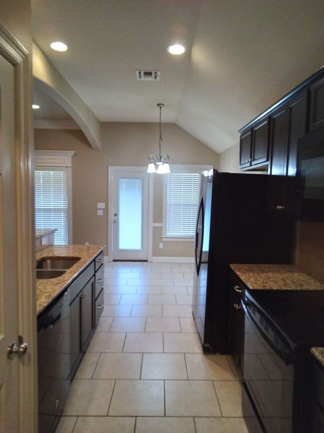 Building Photo - Savannah Place Dream Home