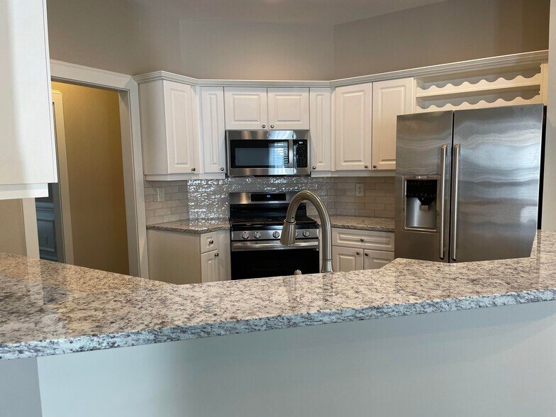 Building Photo - 8813 Castle Cliff Dr