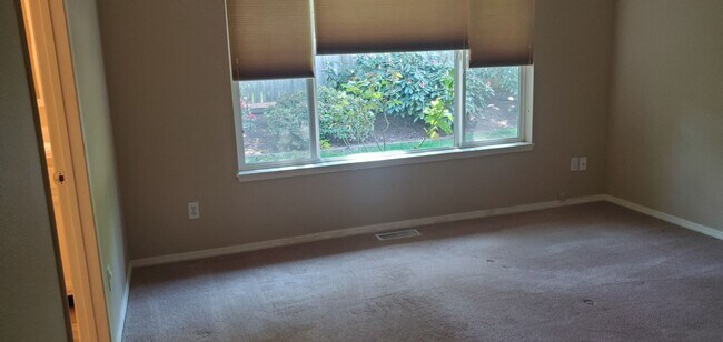 Building Photo - Fantastic 4 bedroom RAMBLER in Manorwood!