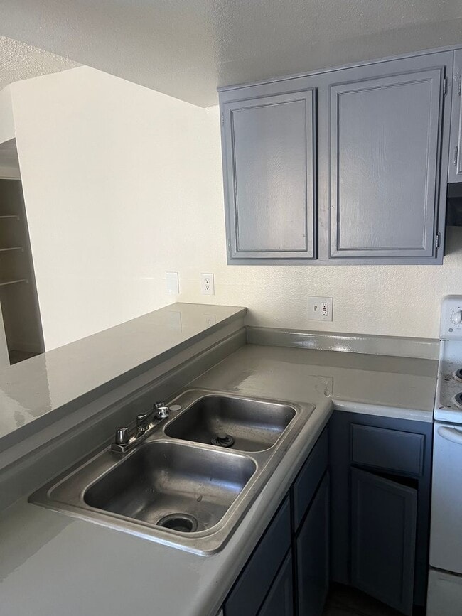 Building Photo - 2 Bedroom 2 Bath Craig & Nellis