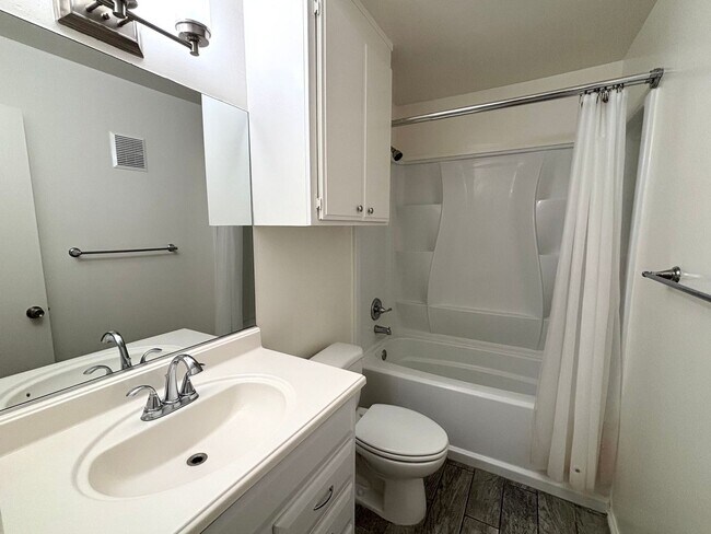 Building Photo - Bright and Spacious 2 Bed/ 2 Bath with Private Balcony, Views, In Unit Laundry and Parking in the...