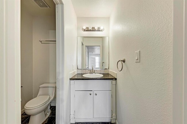 Building Photo - 3106 King St