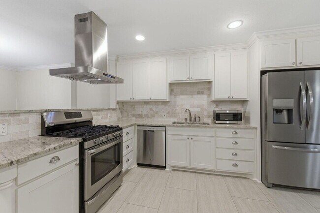 Building Photo - "Beautifully Maintained 3-Bedroom, 3-Bath Gem with Modern Updates, Spacious Living and Exceptiona...