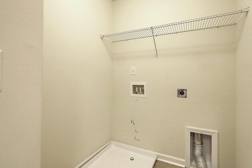 Building Photo - 1525 Oldenburg Dr